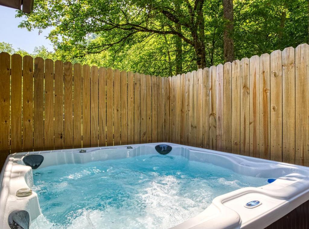 Black Bear Falls - With An In-Law Suite Gatlinburg Exterior photo
