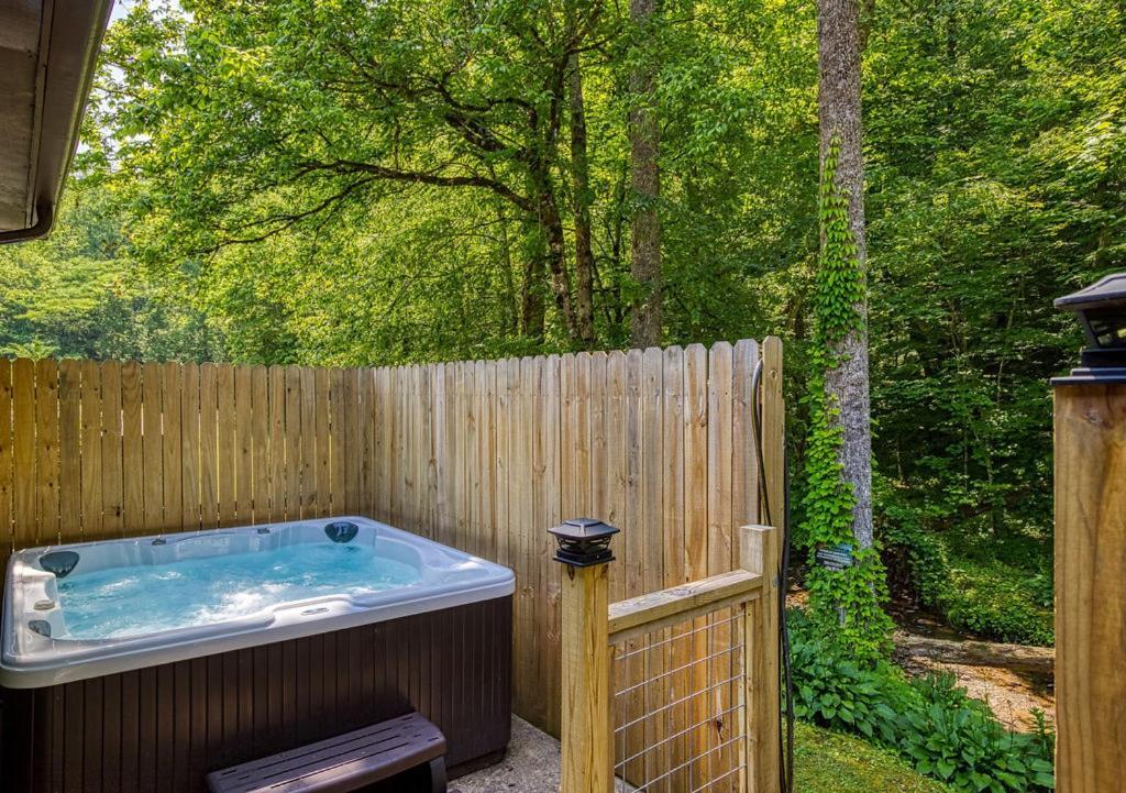 Black Bear Falls - With An In-Law Suite Gatlinburg Exterior photo